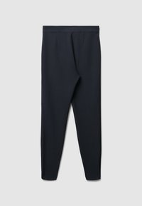 Marineblaue tapered Hosen mit glatter Textur, elastischem Bund und zwei vorderen Falten für zusätzlichen Ausdruck.