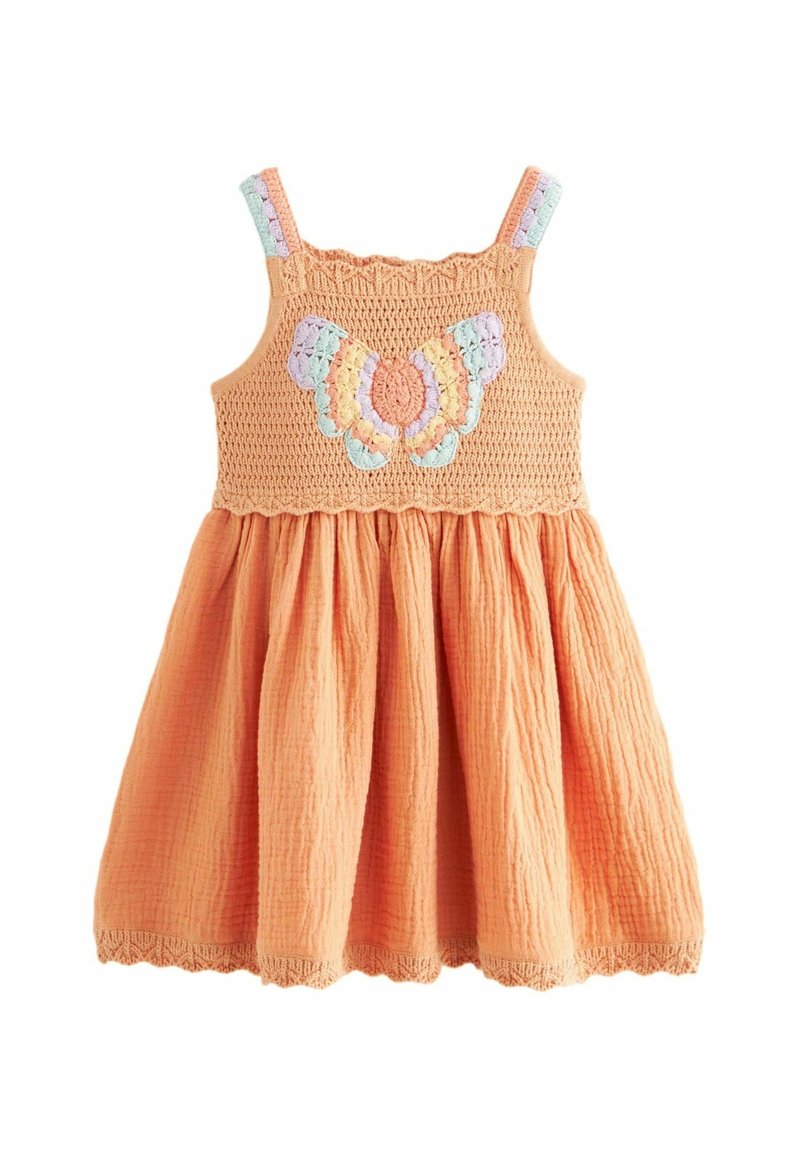 Robe orange sans manches pour tout-petit avec corsage crocheté présentant un papillon arc-en-ciel pastel et une jupe en coton froncée.