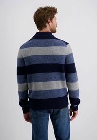 Gebreide trui in marineblauw en grijze strepen. Heeft een hoge kraag en geribde manchetten. Gladde textuur met een ontspannen pasvorm.