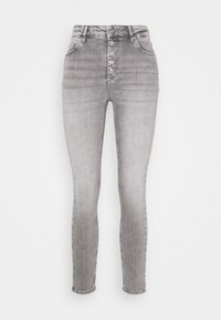 Jeans skinny de mezclilla gris con talle alto, cierre frontal de cinco botones y una textura suave con un ligero desgaste.