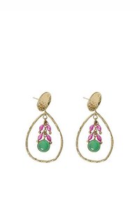 Los pendientes en forma de lágrima de oro presentan una piedra verde central rodeada de acentos rosas, con un acabado texturizado y cierre tipo poste.