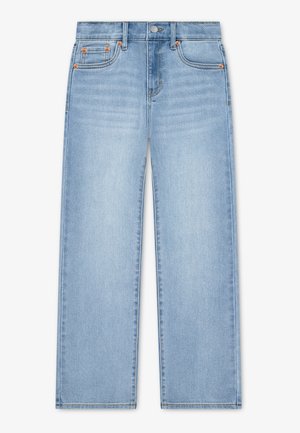 Hellblaue Jeans mit geradem Bein, Knopfverschluss, Gürtelschlaufen und fünf Taschen in Vorderansicht auf weißem Hintergrund.