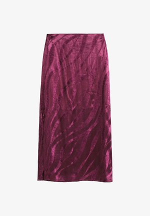 Jupe midi bordeaux en matériau soyeux avec un subtil motif texturé en vagues ; présente une coupe droite et une fente sur le côté.