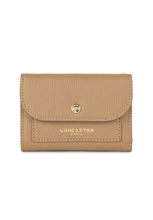 Portefeuille en cuir beige avec une finition texturée, design à rabat, fermeture à pression dorée et logo en relief "Lancaster Paris" sur le devant.