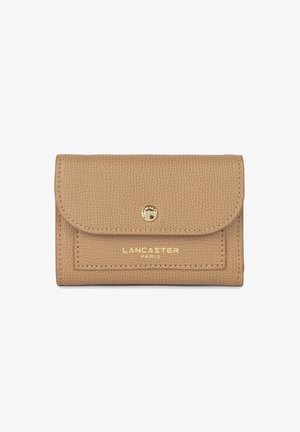 Portafoglio in pelle beige con finitura testurizzata, design pieghevole, chiusura con bottone a pressione dorato e marchio "Lancaster Paris" in rilievo sulla parte anteriore.