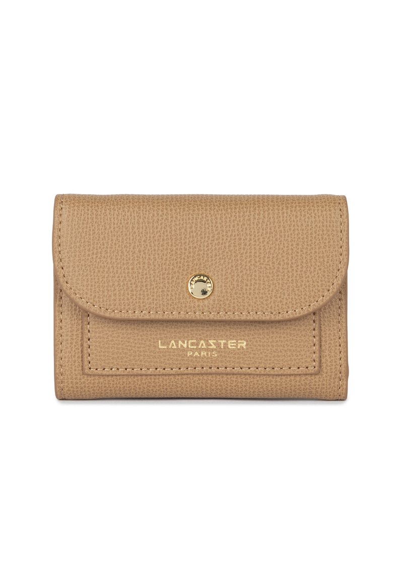 Beige leren portemonnee met een gestructureerde afwerking, vouwontwerp, gouden drukknoopsluiting en gebosseleerd "Lancaster Paris" logo op de voorkant.