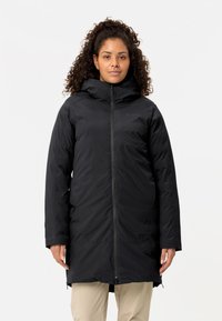 Cappotto lungo nero con cappuccio, realizzato in materiale impermeabile. Presenta una zip centrale e tasche laterali. Texture liscia con design elegante.