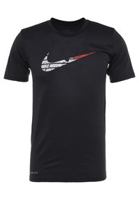 Mustat Dri-FIT -t-paita, jossa on valkoinen ja punainen Nike-logo rinnassa. Lyhyet hihat ja klassinen pyöreä kaula-aukko. Pehmeä, kevyt materiaali.