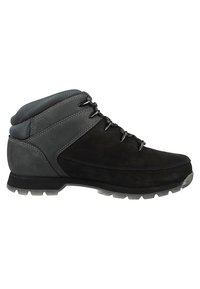 Botas de senderismo negras hechas de ante y malla, con un diseño de tobillo alto, acentos en gris texturizado y una suela de goma resistente.