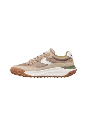 Sneaker beige e marrone con suola bianca, chiusura frontale con lacci e suola esterna in gomma strutturata, mostrata dal lato esterno su sfondo bianco.