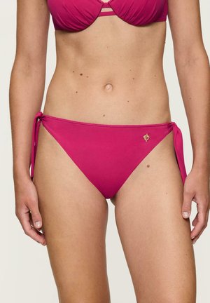 Różowe majtki bikini z wiązaniami po bokach oraz małym dekoracyjnym emblematem. Wykonane z gładkiego, elastycznego materiału, zapewniają klasyczny krój.