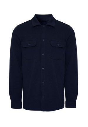 Donkerblauw (navy) overhemd met lange mouwen, knopen, twee borstzakken met klep en een klassieke kraag, afgebeeld tegen een witte achtergrond.