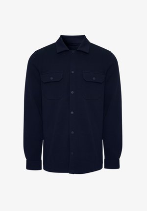 Donkerblauw (navy) overhemd met lange mouwen, knopen, twee borstzakken met klep en een klassieke kraag, afgebeeld tegen een witte achtergrond.