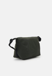 Borsa a tracolla verde in nylon di forma rettangolare, con tracolla nera regolabile e superficie liscia, dotata di una chiusura a zip robusta.
