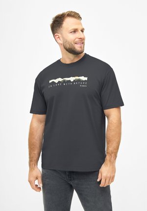 Dunkelgraues T-Shirt mit kurzen Ärmeln, das ein Grafikdesign in hellen Farben und den Text „VERLIEBT IN DIE NATUR“ auf der Vorderseite zeigt.