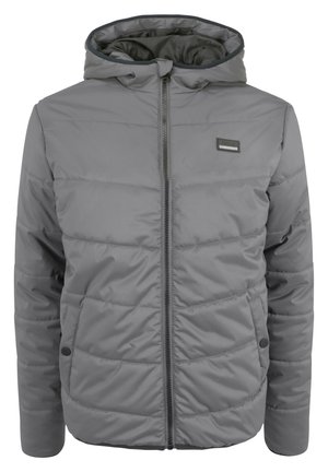 Grå pufjakke med hætte, lynlåslukning foran og knaplukning på sidelommerne. Har horisontal syning og et lille logo på brystet.