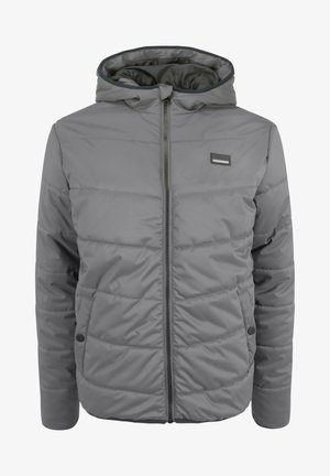 Grå pufjakke med hætte, lynlåslukning foran og knaplukning på sidelommerne. Har horisontal syning og et lille logo på brystet.