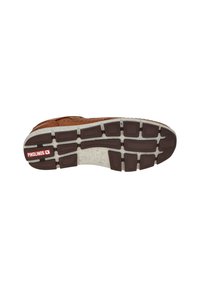 Suela de zapato de cuero marrón con una banda de rodadura de goma texturizada y flexible. Presenta una entresuela gris con motas blancas y una etiqueta con un logo rojo.