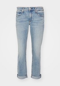 Jeans de mezclilla azul claro con un diseño de pierna recta, estilo de cinco bolsillos y dobladillos enrollados, que presentan un ligero desgaste y detalles de costura.