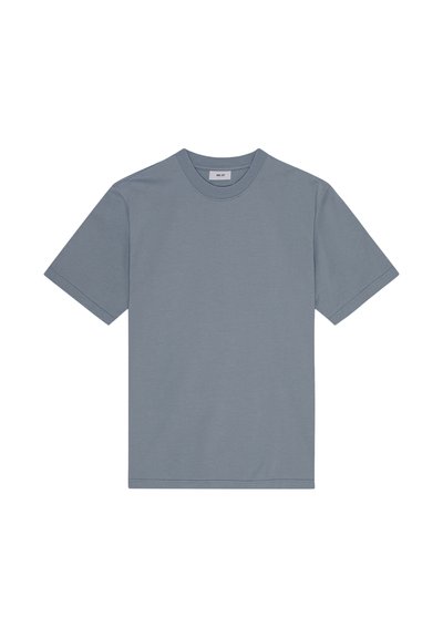 T-shirt uni à manches courtes et col rond de couleur bleu-gris atténuée, posé à plat avec coutures visibles et étiquette au niveau du col.