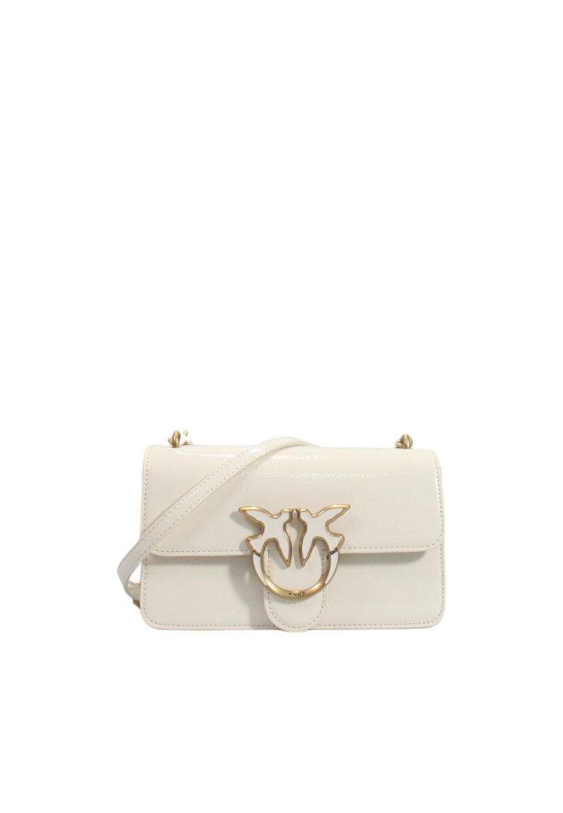 Borsa a mano bianca in pelle verniciata con forma rettangolare, hardware in tonalità oro e una chiusura prominente con un design decorativo a foglia.