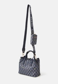 Borsa con motivo blu con doppio manico, tracolla regolabile, dettagli in oro e tessuto strutturato; include una pochette abbinata.