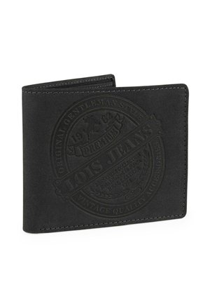 Cartera de cuero negro con logo circular en relieve, con acentos de costura y un diseño bifold. Estilo vintage, con texto y patrones distintos.
