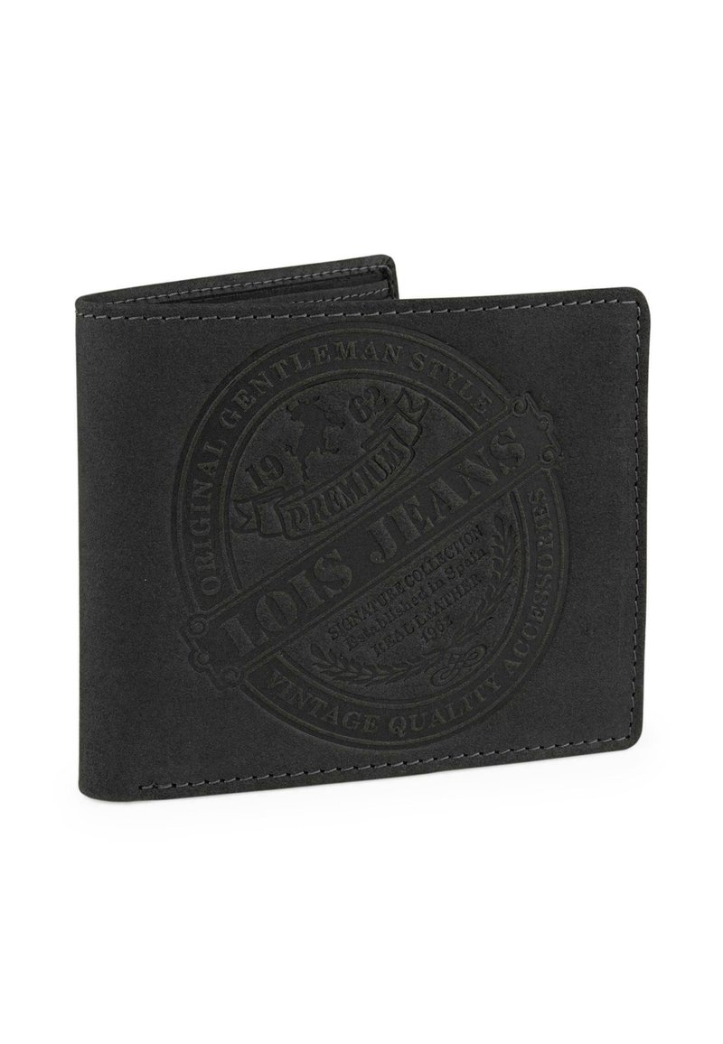 Cartera de cuero negro con logo circular en relieve, con acentos de costura y un diseño bifold. Estilo vintage, con texto y patrones distintos.