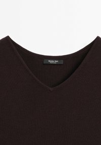 Tummanruskea, kevytrakenteinen neulepaita, jossa on V-pääntie ja ribattu pinta. Varustettu etiketillä, jossa on brändin nimi "Massimo Dutti."