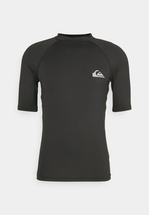 Schwarzes Rash Guard mit kurzen Ärmeln aus dehnbarem Material, hohem Kragen und kleinem weißen Logo auf der linken Brust.