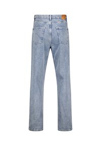 Jeans in denim blu chiaro, design a gamba dritta, con due tasche posteriori e un patch in pelle sul retro. Texture morbida con lieve sbiadimento.