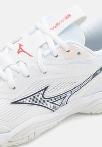 Mizuno WAVE STEALTH 6 - Boty na házenou - white/aleutian/cloud pink