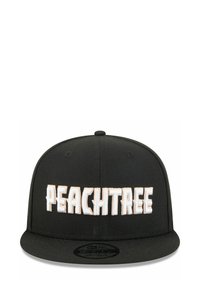Casquette snapback noire avec texte brodé en blanc surélevé "PEACHTREE" sur le devant. Tissu doux avec une conception structurée et une visière plate.