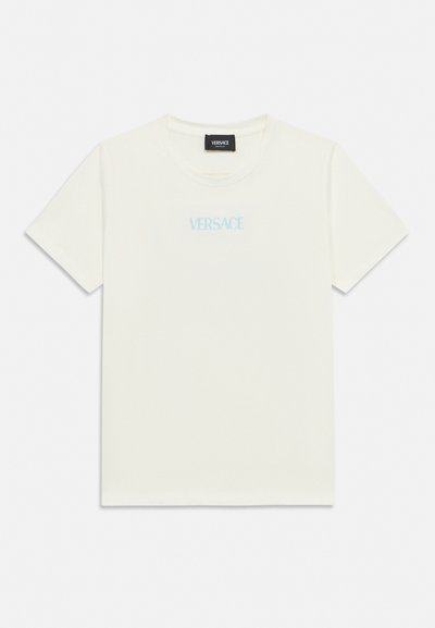 Balta ar īsām piedurknēm Versace T-krekls ar apaļu apkakli, ar gaiši zilu logo krūšu centrā un melnu etiķeti apkakles iekšpusē.