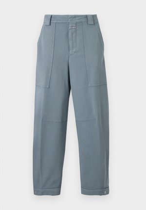 Blauwgrijze broek met rechte pijpen, voorzakken met klep, ceintuurlussen, een taille met knopen en verstelbare drukknopen bij de enkels.