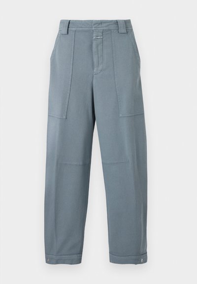Μπλε-γκρι παντελόνι με ίσια γραμμή, μπροστινές τσέπες με επικάλυψη, θηλιές για ζώνη, κουμπωτή μέση και ρυθμιζόμενα κουμπωτά τελειώματα στους αστραγάλους.