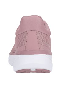 Ljusrosa sportskor med en texturerad mesh-överkropp, vadderad hälkrage och vit gummisula; har en logotyp på sidan.