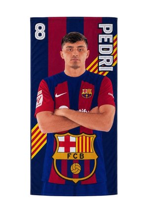 Piłkarz Pedri w stroju FC Barcelony z założonymi rękami na tle niebiesko-czerwonych pasków, widać numer 8 i herb FCB.