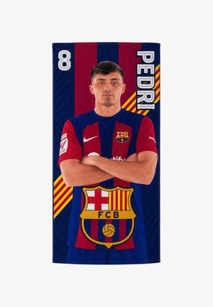 Piłkarz Pedri w stroju FC Barcelony z założonymi rękami na tle niebiesko-czerwonych pasków, widać numer 8 i herb FCB.