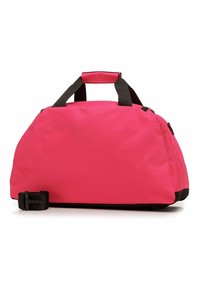 Borsa da viaggio rosa brillante realizzata in un tessuto resistente, con due manici neri, una tracolla removibile e un fondo arrotondato. Chiusura con cerniera sulla parte superiore.