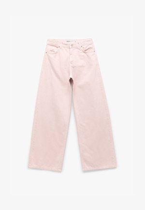 Vaaleanpunaiset leveät farkut, jotka on valmistettu puuvillasta. Niissä on nappi- ja vetoketjusuljenta, viisi taskua ja hienovaraiset törkeät yksityiskohdat.