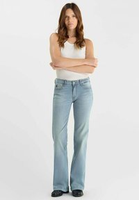 Jean évasés bleu clair en denim, avec une taille mi-haute, un design classique à cinq poches et une légère décoloration pour un look décontracté.