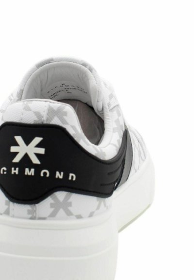 Sneaker bianco texturizzato con motivo geometrico grigio, dotato di un contrafforte nero sul tallone con il logo "RICHMOND" bianco. Suola spessa bianca.