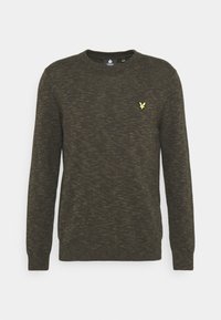 Tummanvihreä pyöreäkauluksinen neulepusero, valmistettu teksturoidusta neuloksesta, jossa pieni keltainen logo vasemmassa rinnassa sekä resorit hihansuissa ja helmassa.