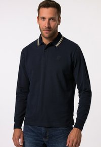 Marineblaues Langarm-Polohemd mit einer Zwei-Knopf-Leiste, das über einen gerippten Kragen mit weißen und gelben Streifen sowie ein eingestanztes Logo verfügt.