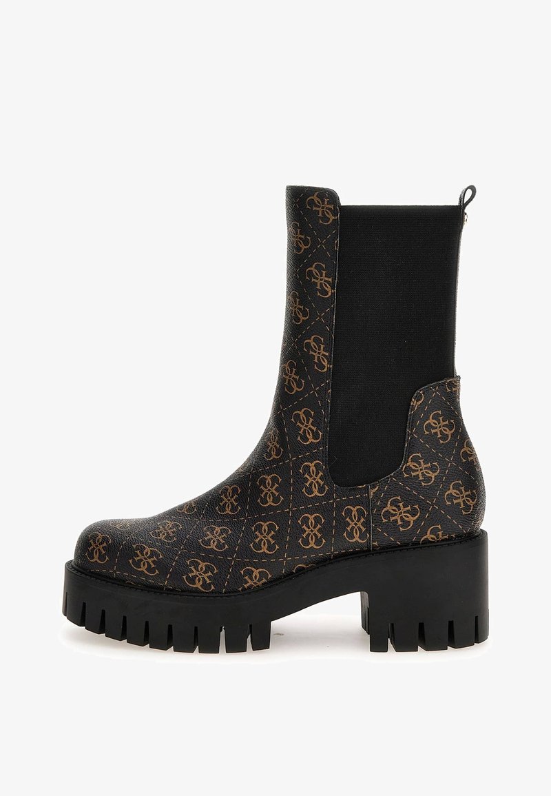 Bottines noires avec un matériau texturé, présentant un motif de logo marron répétitif, un panneau latéral élastique et une semelle épaisse noire.