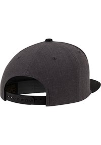 Szürke szövet sapka lapos karimával, fekete snapback záródással és puha tapintással. Szellőzőlyukakkal és lekerekített koronával rendelkezik.