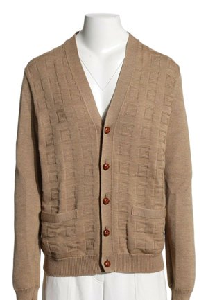 Cardigan beige tricoté avec un motif carré texturé, cinq boutons marron sur le devant, deux poches avant et des poignets et un ourlet côtelés.