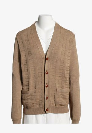 Beżowy sweter kardigan z wzorem w teksturze kwadratów, z pięcioma brązowymi guzikami z przodu, dwoma przednimi kieszeniami oraz ściągaczami przy mankietach i u dołu.