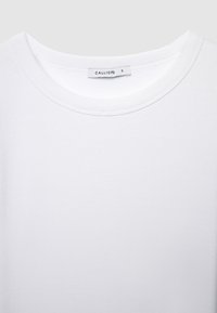 Maglietta bianca a coste con scollo arrotondato e un'etichetta al centro con la scritta "CALLIOPE". Tessuto in cotone dalla texture liscia. Taglia S.